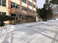 校舎前，除雪完了状態